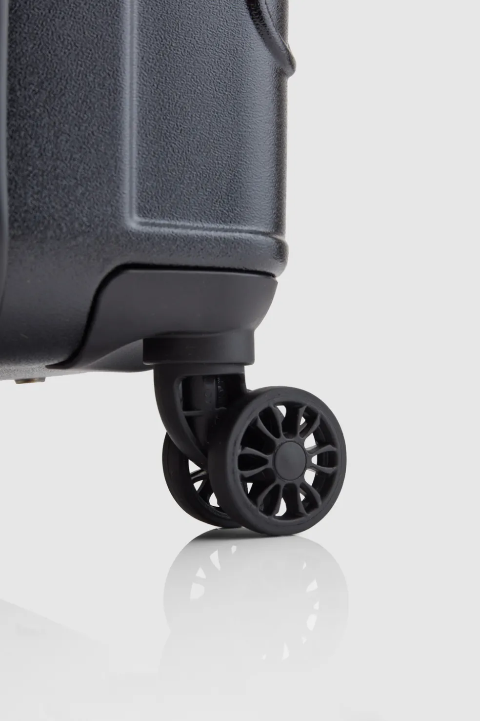 Insignia 2.0 67cm Suitcase